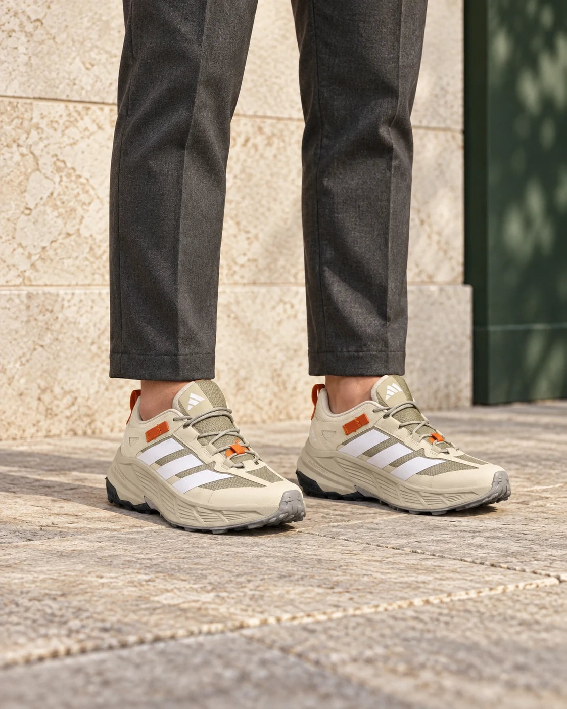 Bej Terrex sneaker ile erkek koleksiyonu